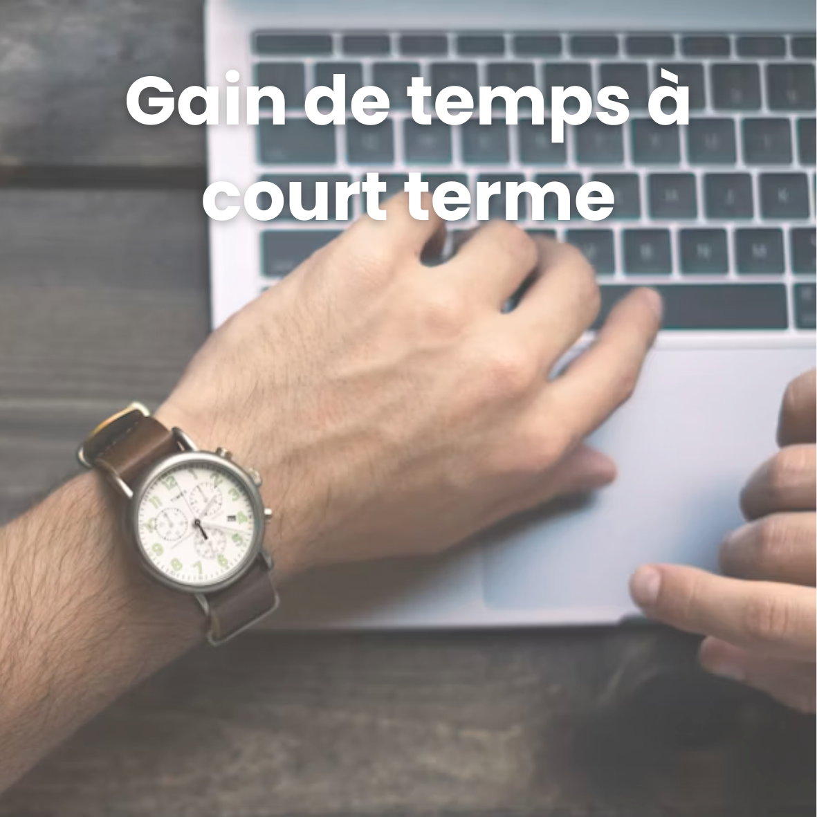 Mains d’une personne tapant sur un ordinateur portable avec une montre-bracelet, illustrant le service de gain de temps à court terme d’Aido Gestion.