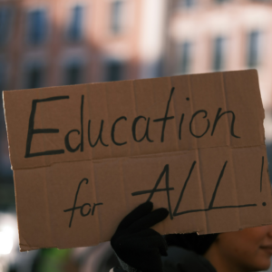 Personne tenant une pancarte “Education for All” lors d’une mobilisation en faveur de l’éducation.