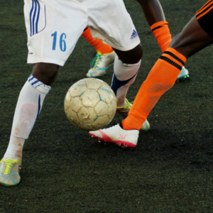 Duel entre deux joueurs lors d’un match de football amateur, illustration d’un club sportif local