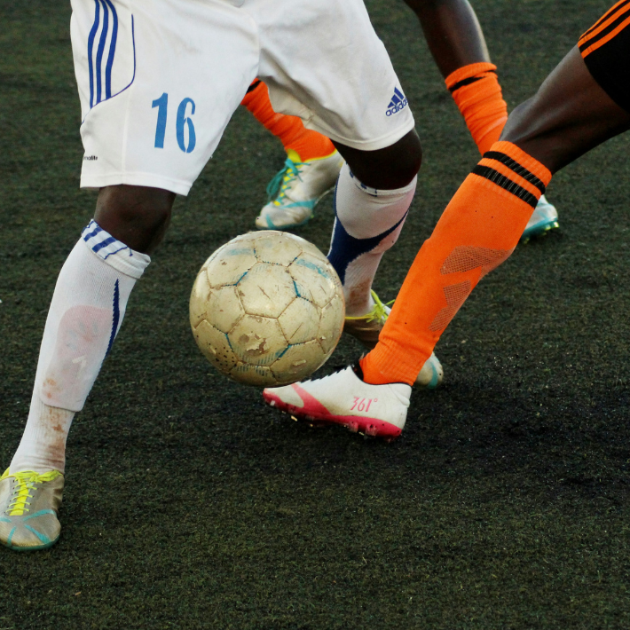 Duel entre deux joueurs lors d’un match de football amateur, illustration d’un club sportif local